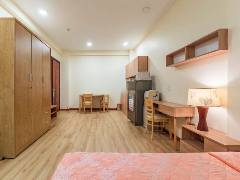 [:en]Spacious wooden floor studio with excellent service in District 1[:vi]Studio sàn gỗ rộng rãi