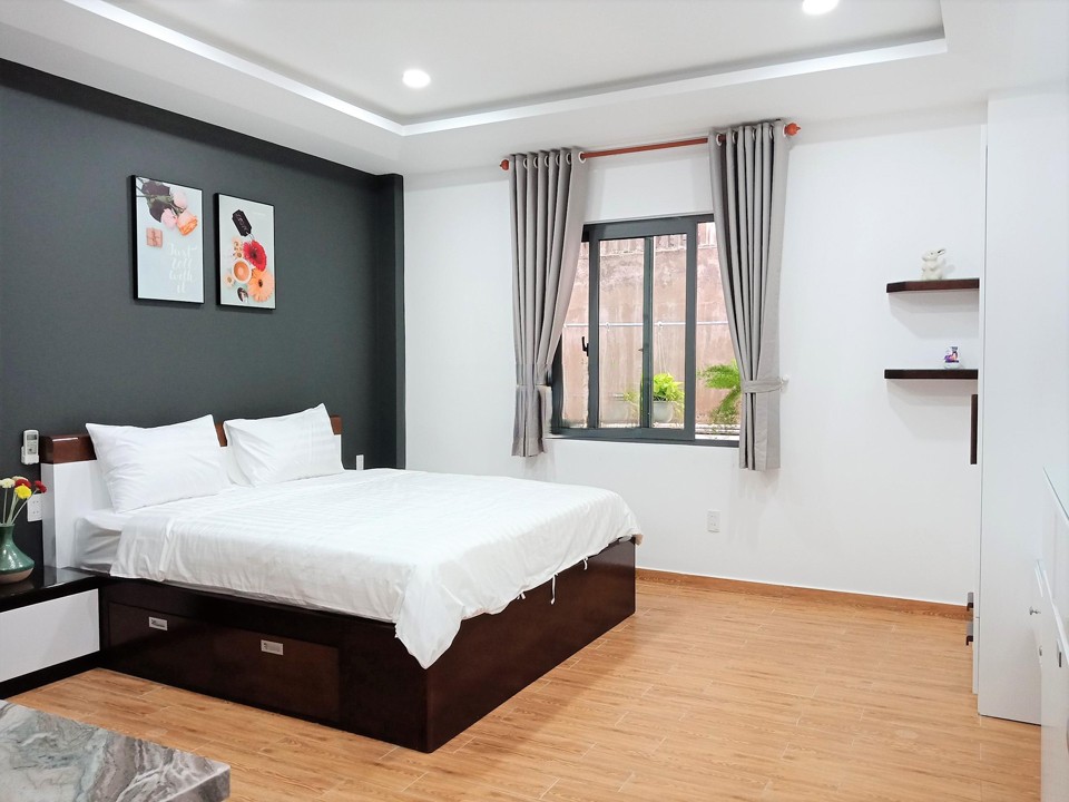 [:en]Fully furnished studio with big windows in Tan Binh District[:vi]Studio cửa sổ lớn kèm nhiều tiện ích