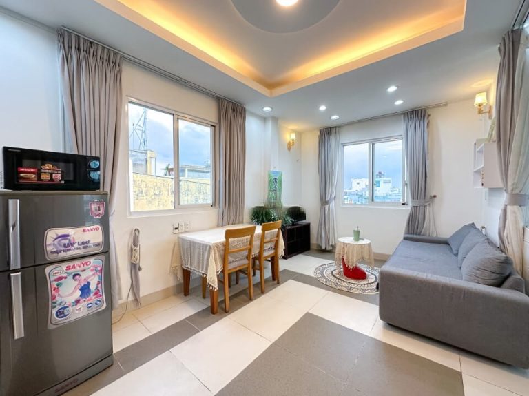 [:en]Studio apartment full of natural light in Tan Dinh Ward