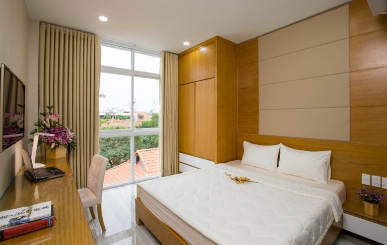 [:en]Cosy studio apartment with big window in District 1[:vi]Căn hộ dịch vụ studio có cửa sổ lớn đường Nguyễn Trãi Q1[:]