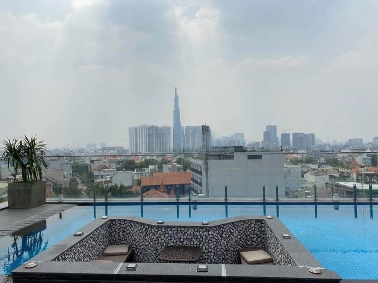 [:en]Luxury apartment with rooftop pool