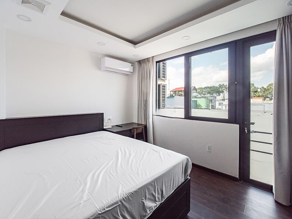 [:en]Separate bedroom with balcony back view on Nguyen Duy street[:vi]Căn hộ 1 phòng ngủ view thoáng đẹp Quận Bình Thạnh[:]