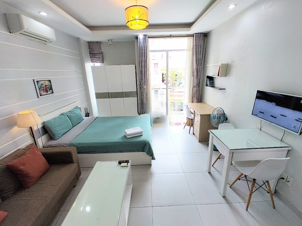 [:en]Comfortable studio with sun-welcome balcony in District 1[:vi]Studio tiện nghi có ban công đón nắng ở Quận 1[:]