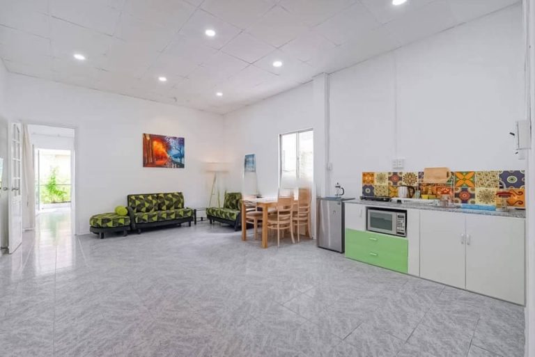 [:en]Spacious Apt with green balcony opposite Tao Dan park[:vi]1 Phòng ngủ rộng rãi có ban công xanh mát đối diện công viên Tao Đàn[:]