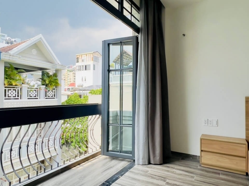 [:en]Modern apartment with balcony near the canal in Binh Thanh[:vi]Căn hộ mini có ban công đường Nguyễn Cửu Vân