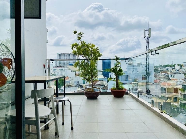 [:en]A fully furnished rooftop apartment has a terrace near the airport[:vi]Căn hộ tầng thượng có ban công lớn gần sân bay