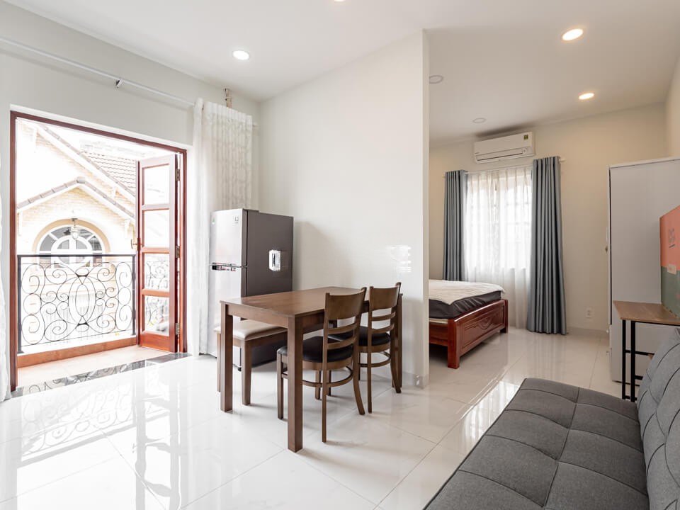 [:en]Fully furnished serviced apartment with balcony in Thao Dien[:vi]Căn hộ dịch vụ mini full nội thất có ban công tại Thảo Điền[:]