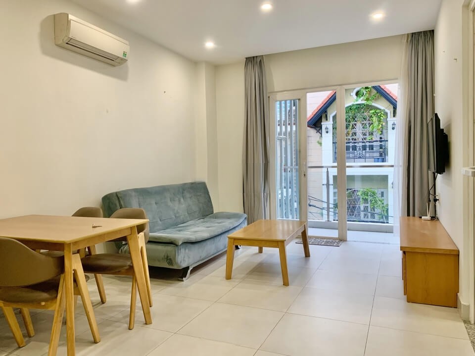 [:en]Spacious serviced apartment for rent with balcony in Thao Dien[:vi]Cho thuê căn hộ dịch vụ rộng rãi có ban công tại Thảo Điền[:]