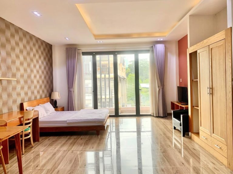 [:en]Serviced apartment for rent with balcony in Binh Thanh District[:vi]Cho thuê căn hộ dịch vụ rộng rãi có ban công tại Bình Thạnh[:]