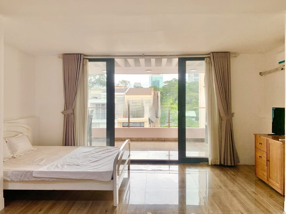 [:en]For rent rooftop apartment with big balcony in Binh Thanh District[:vi]Cho thuê căn hộ sân thượng có ban công lớn tại quận Bình Thạnh[:]