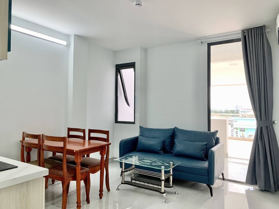 [:en]Apartment has large balcony with nice view in Tan Binh District[:vi]Căn hộ dịch vụ có ban công lớn view đẹp gần sân bay