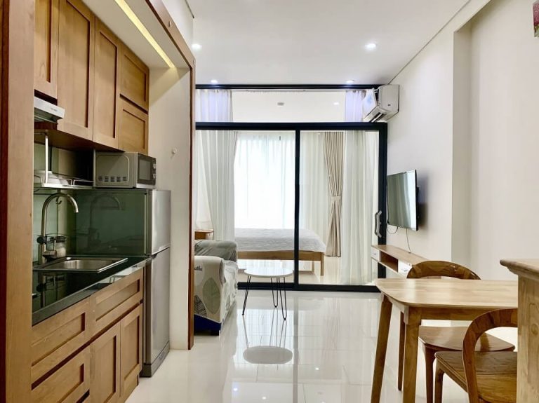 [:en]Bright serviced apartment with balcony on Tran Dinh Xu Street[:vi]Căn hộ có ban công và máy giặt đường Trần Đình Xu