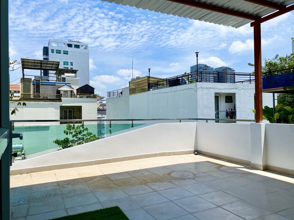 [:en]Rooftop apartment has terrace on Nguyen Binh Khiem St.