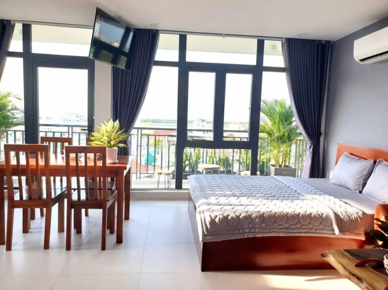 [:en]Fully furnished studio apartment has balcony in Tan Binh District[:vi]Căn hộ đầy đủ nội thất có ban công gần sân bay Quận Tân Bình[:]