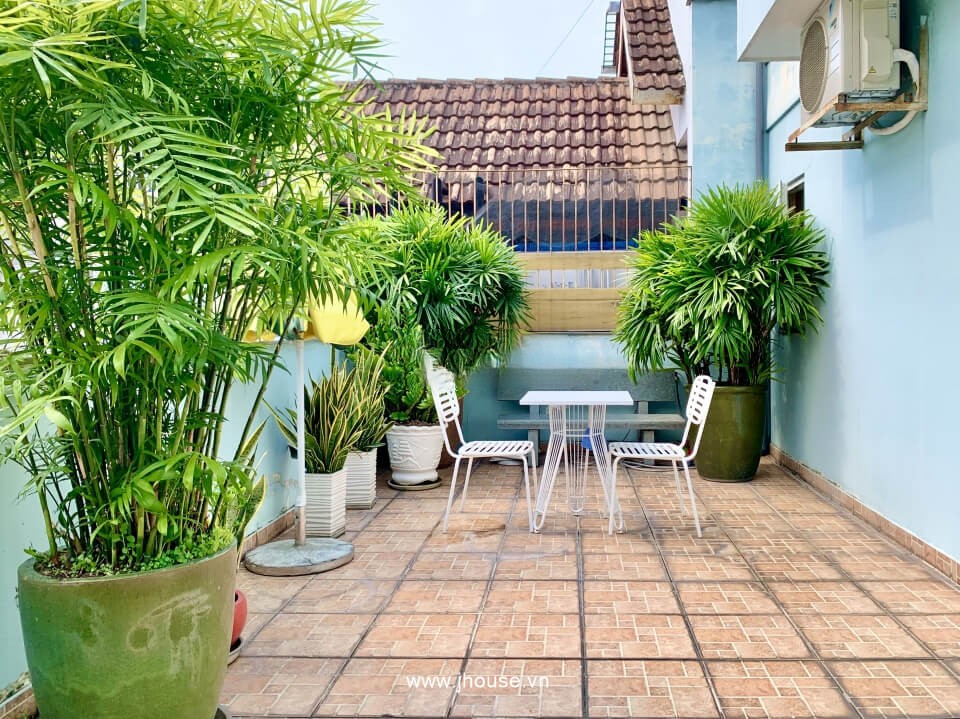 [:en]Rooftop apartment has private garden in center of District 1[:vi]Căn hộ đầy đủ nội thất có sân vườn riêng đường CMT8