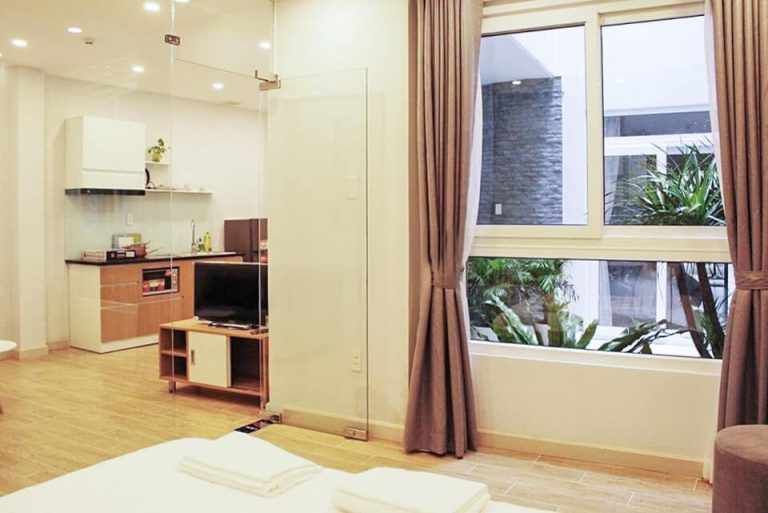 [:en]Seperate glass-walled bedroom with green garden in District 3[:vi]1 Phòng ngủ vách kính