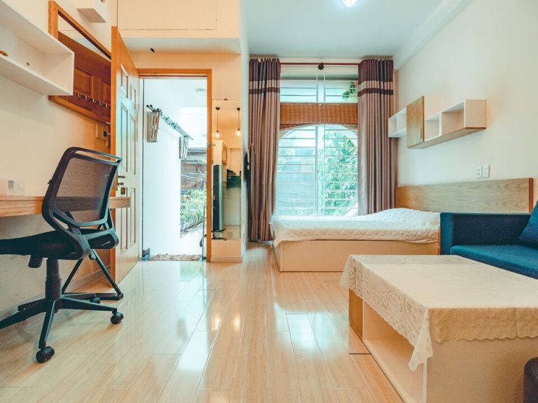 [:en]Cozy studio with wooden floor