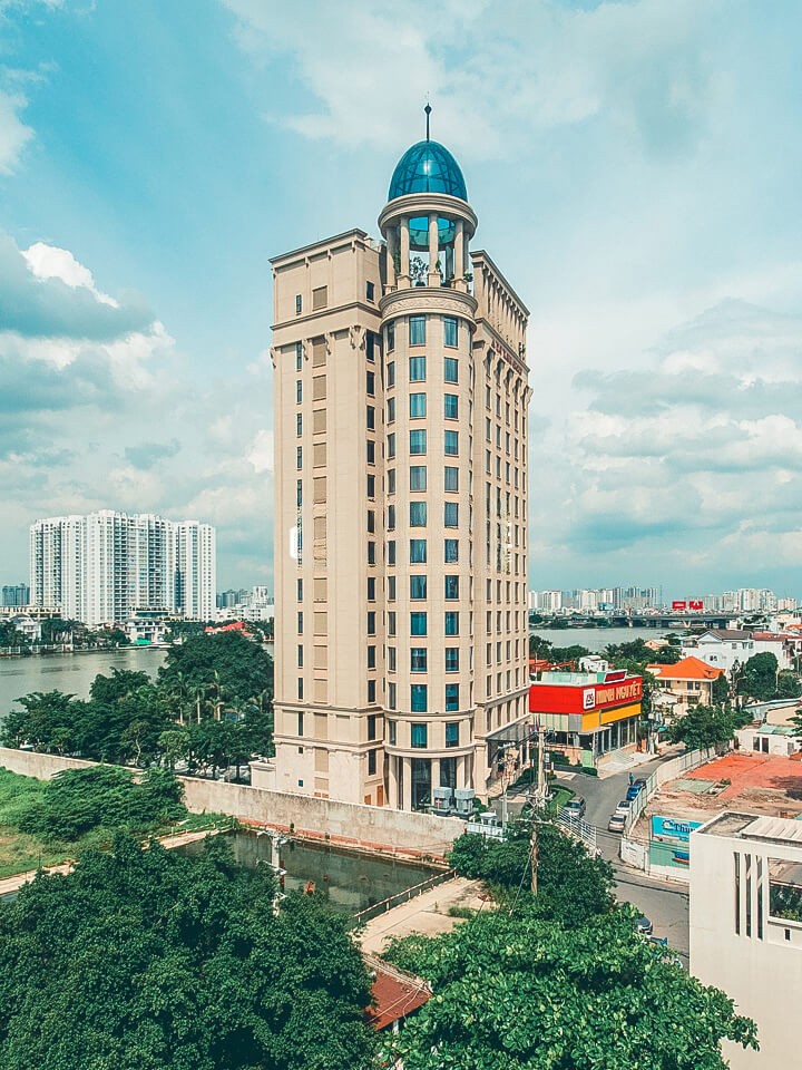 [:en]Rooftop studio with large windows